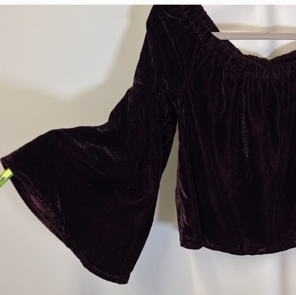 Hollister burgundy crushed velvet  bell sleeve top in size small nwt! - Picture 2 of 11